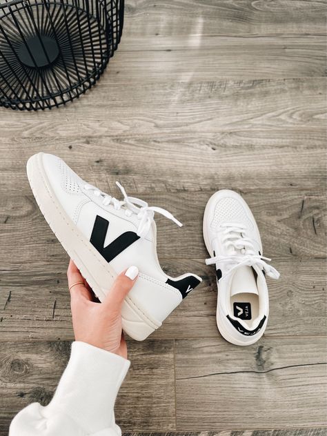 Veja Volley Sneakers Outfit, Veja Gym Shoes, Black And White Vejas, Veja Sneakers Recife, Veja V-10 Sneakers, Veja Shoes, Veja V 10, Veja Sneakers, Top Fashion Bloggers