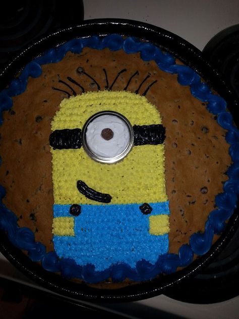 Minion cookie cake! Mason jar cover as the goggles Minion Cookie Cake, Mrs Fields Cookies, Final Cake, Minion Cookies, Message Cookies, Big Cookies, Pizza Cookie, Cookie Cake Decorations, Large Cookies