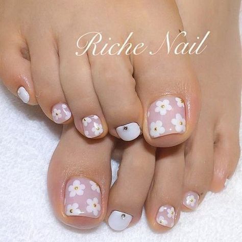 Five Dot Flower motives On Toe Nails #toe nail art #nails #beauty #trendypins Nail Art For Toes, Flower Pedicure Designs, Flower Pedicure, Flower Toe Nails, Pedicure Designs, Subtle Nails, Cute Christmas Nails, Flower Nail Designs, Nail Art Ombre