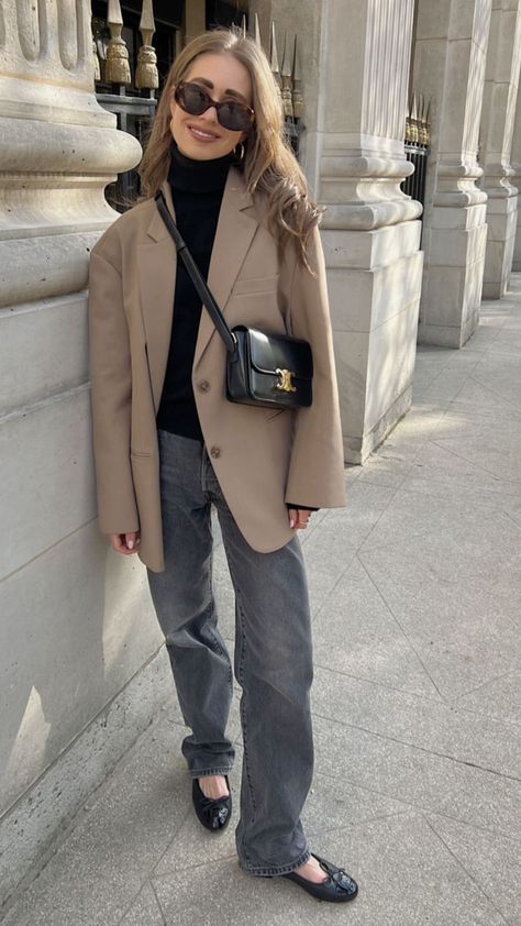 Light Gray Jeans Outfit Winter, Beige Blazer Winter Outfit, Gray Denim Outfit, Greige Blazer Outfit, Outfit With Beige Blazer, Grey And Beige Outfit, Taupe Blazer Outfit, Gray Jeans Outfit Winter, Light Grey Jeans Outfit