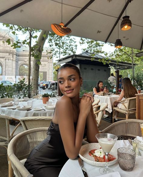 Dining Out Aesthetic, Dinner Poses Instagram, Fine Dining Outfit, Good Moisturizer, Glam Tutorial, Black Girls Luxury Lifestyle, Lunch Date Outfit, Restaurant Pictures, Cheer Poses