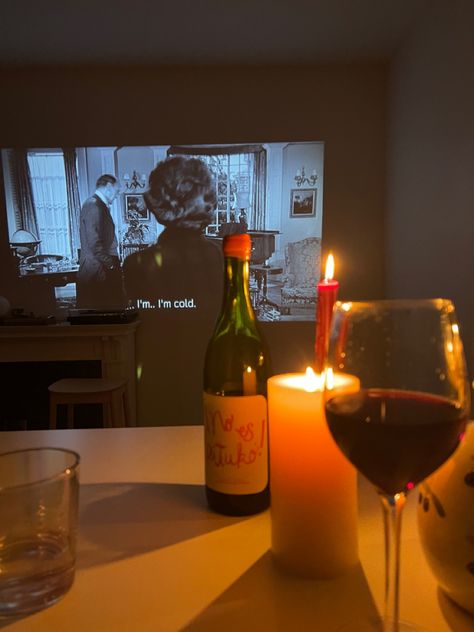 Wine, candles and a movie Snap Ideas, Movie Night, Rose Wine, Red Wine, Alcoholic Drinks, Vision Board, Wine, Drinks, Glass