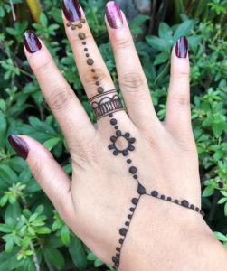 Henna Designs Easy On Palm, Creepy Henna Designs, Henna Finger Tattoo, Mehndi Designs Images, Mehndi For Beginners, Mehndi Tutorial, Small Henna Tattoos, Traditional Mehndi, Wrist Henna