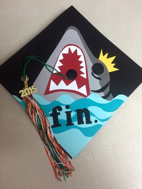 jaws cap! Shark Graduation Cap, Creative Graduation Caps, College Grad Cap Ideas, Graduation Cap Decoration Diy, College Graduation Cap Decoration, Grad Ideas, Cap Decoration, Grad Caps, Cap Ideas