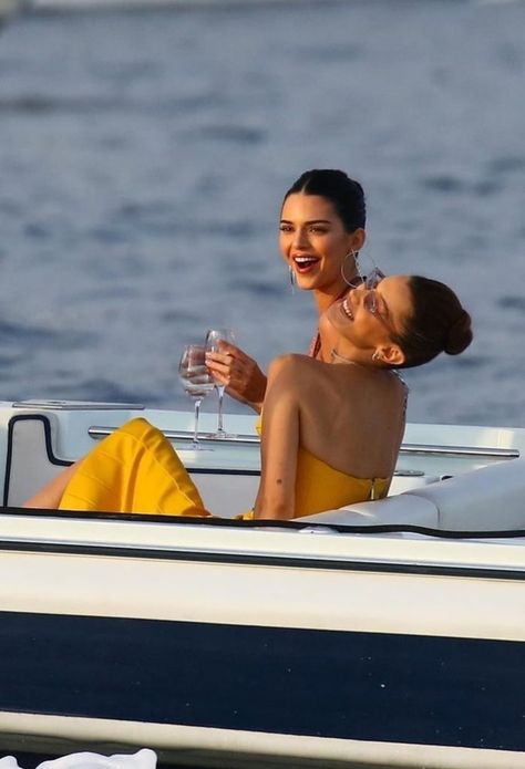 Kendall Jenner & Bella Hadid Dress Up For Dinner on Tommy Hilfiger's Yacht Bella Hadid Dress, Kylie Jenner Outfits Casual, Sparkly Jumpsuit, Kylie Jenner Outfits, Kendall Jenner Outfits, Jenner Outfits, Jenner Style, Kendall Jenner Style, Kardashian Jenner