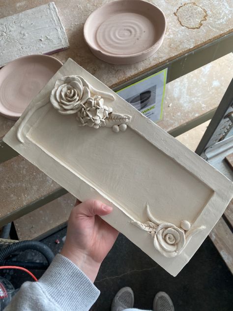 Ceramic Tray Ideas, Tray With Flowers, Rose Sculpture, Wedding Platters, Flower Tray, Diy Air Dry Clay, Pottery Handbuilding, Ceramic Platters, Ceramic Tray