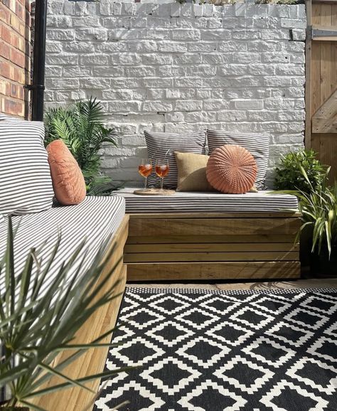 Diy Garden Seating, Built In Garden Seating, Outside Seating Area, Diy Outdoor Seating, Modern Patio Design, Deck Seating, Garden Seating Area, Courtyard Gardens Design, Outside Seating