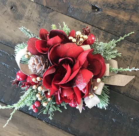 Red wristlet Christmas corsage Winter Formal Corsage, Christmas Corsage Wedding, Christmas Corsage Ideas, Diy Wrist Corsage, Red Corsages, Christmas Corsage, Christmas Wedding Bouquets, College Christmas, Prom Flowers Corsage