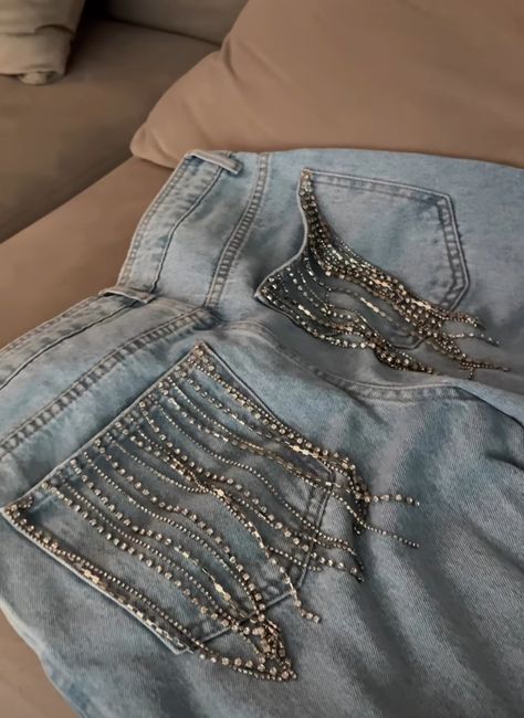 Denim Bling Outfit, Bedazzled Jeans Outfits, Jeans Ideas Creative, Custom Jeans Diy, Bedazzled Jeans, Ropa Upcycling, Painted Clothes Diy, Denim And Diamonds, Diy Fashion Accessories