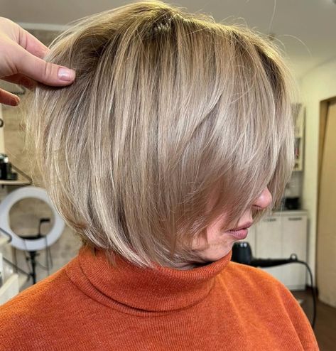 Delicate Blonde Feathered Bob Grey Hair For Warm Skin Tones, Hair Cuts For Fine Hair, Short Hair Transformation, Feathered Bob, Bob Hair Cuts, Bob Hair Styles, Bob Haircut Ideas, Trendy Bob Hairstyles, Choppy Haircuts