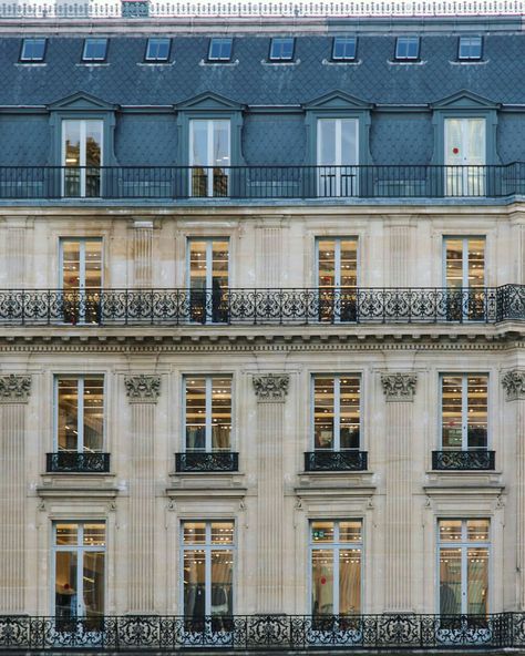 Paris Facades Architecture, Parisian Style Architecture, Love Paris Aesthetic, French Apartment Exterior, Parisian House Exterior, Paris Facade, Paris Townhouse, Parisian Buildings, French Facade