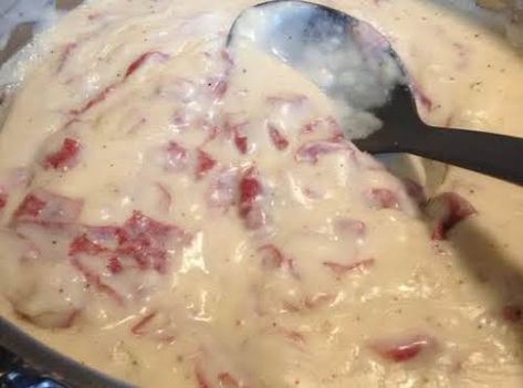 Corned Beef Gravy “I loved this growing up (over homemade biscuits)....of course... Corned Beef Gravy, Homemade Cheeses, Homemade Chicken Gravy, Beef Gravy Recipe, Gravy Master, Homemade Gravy Recipe, Hamburger Gravy, Milk Gravy, Country Food