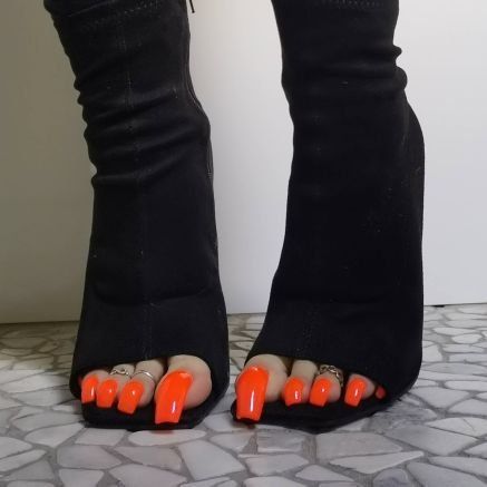 Ugly Toenails, Really Long Nails, Long Toenails, Green High Heels, Crazy Fashion, High Heel Mules, Weird Fashion, Toe Nail Designs, Display Case