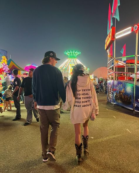 #fair #venturafair #couples #couplegoals Couples At The Fair, Fair Date Aesthetic, Fair Date, Fair Pictures, Ya Series, Love Core, Date Aesthetic, Dream Bf, David Dobrik