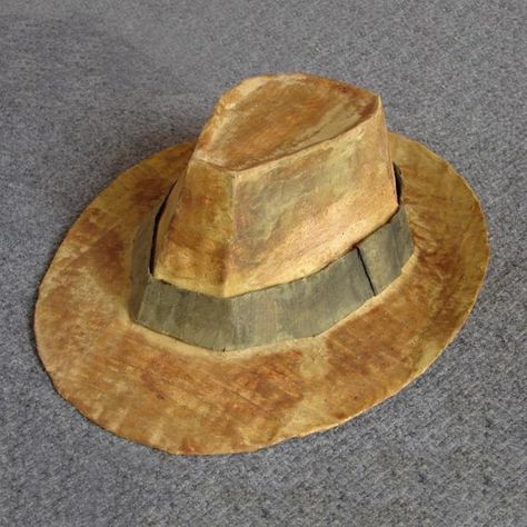 Make an Indiana Jones-style fedora with cardboard and paper mache (via instructables) Cow Boy Hat, Costumes Carnaval, T Shirt Sewing, Diy Hats, T Shirt Sewing Pattern, Form Drawing, Afrique Art, Chapeau Cowboy, Paper Hat