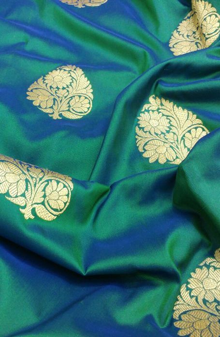 Rama Green Saree Contrast Blouse, Green Saree Contrast Blouse, Rama Green Saree, Green Banarasi Saree, Saree Contrast Blouse, Katan Saree, Blue Silk Saree, Kanjivaram Sarees Silk, Indian Bridal Sarees