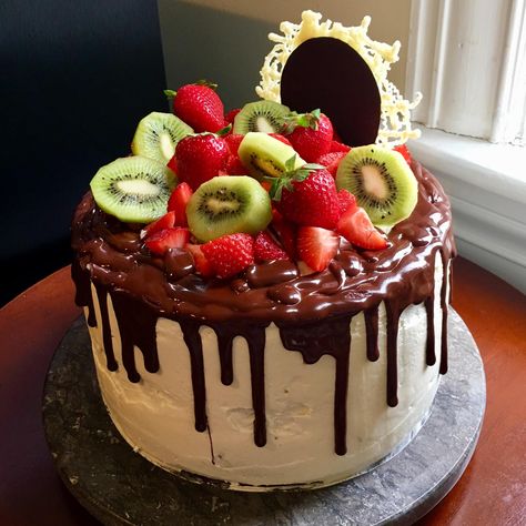 [Homemade] Yellow Cake with Strawberry and Kiwi Curd Layers. Topped with Fresh Fruit and a Chocolate Ganashe Drip. Kiwi Curd, Homemade Yellow Cake, Kiwi Cake, Cake With Strawberry, Special Birthday Cakes, Cake Fruit, Easy Cupcakes, Strawberry Cakes, Yellow Cake