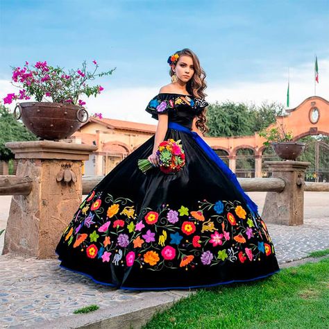 Bordados Vázquez - Bordados artesanales Dresses With Embroidery, Black Quinceanera, Vestido Charro, Xv Dresses, Sweet 15 Party Ideas Quinceanera, Mexican Quinceanera, Mexican Quinceanera Dresses, Black Quinceanera Dresses, Quince Dresses Mexican