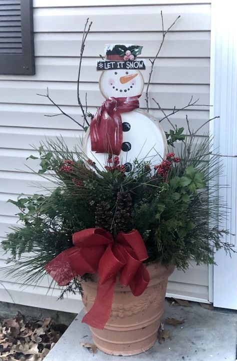 Outdoor Snowman, Christmas Planter, Planter Outdoor, Boughs Of Holly, Winter Decor Ideas, Winter Porch, Christmas Planters, Diy Front Porch, Winter Decorating