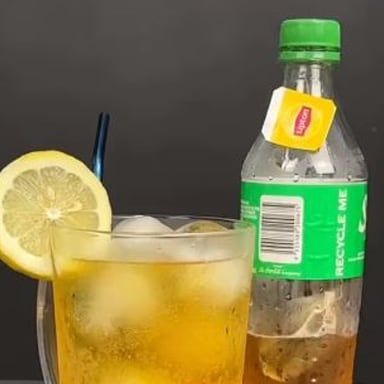 Move Over Iced Tea, Try This Viral Drink Recipe Made With Just Tea Bags And Sprite Sprite Tea, Diy Tea Bags, Iced Tea Recipes Homemade, Fun Drink Recipe, 3 Ingredient Desserts, Tea Drink Recipes, Unique Drink, Iced Tea Recipes, Delicious Drink Recipes