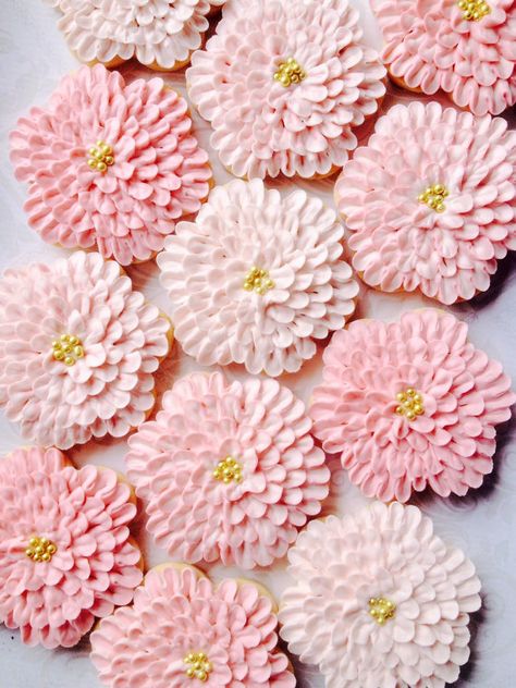 Shades of Pink Dahlia Flower Cookies Spring Flower Cookies, Ideas For Cupcakes, Pink Dahlia Flower, Icing Cupcakes, Royal Cookies, Flower Sugar Cookies, Cookie Decorations, Royal Icing Flowers, Icing Flowers