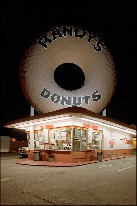 80s Diner, Randys Donuts, Unique Signage, Trip To California, Building Signs, Gas Stations, Roadside Attractions, Pitch Deck, California Travel