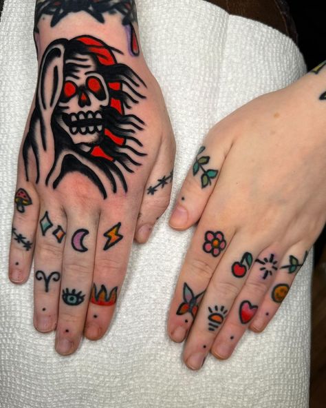 Makayla Lulevitch (@makayla.tattoo) • Instagram photos and videos Goth Knuckle Tattoo, Spooky Hand Tattoos, Flower Finger Tattoos, Knuckle Tattoo, Flash Ideas, Knuckle Tattoos, Hand And Finger Tattoos, Tattoo Instagram, Old School Tattoo