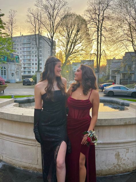 Formal Group Photos, Matching Prom Dresses Best Friend, Prom Poses For Friends, Gala Photoshoot, Md Photoshoot, Alt Prom, Matching Prom, Formal Pics, Prom Pictures Group