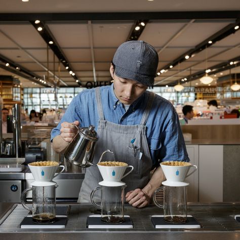 Bay Area–based Blue Bottle Coffee recently opened an outpost in Tokyo’s Meguro neighborhood. Slow Bar Coffee Design, Blue Bottle Coffee, Tokyo Shopping, Afternoon Coffee, Cafe Concept, Espresso Bar, Homemade Pastries, Camping Coffee, Retail Inspiration