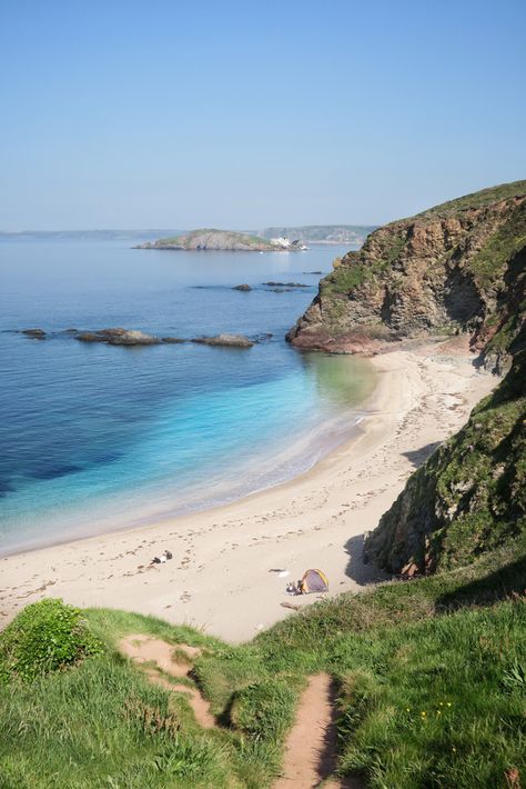 There are more than 30 beaches in the vicinity of the South Hams, stretching along the stunning South #Devon coastline between #Plymouth and #Dartmouth - perfect for family, dog-friendly and romantic holidays 💙 Sky Wide, Coastal Photos, Cornwall England Beach, Uni Dorm, Topsham Devon, Beach House Uk Cornwall England, Devon Cornwall, Devon Beach, Beach Mural