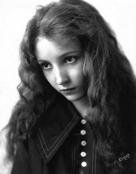 Bessie Love, Ageless Beauty, Vintage Photographs, Hollywood Stars, Classic Hollywood, Beauty Photography, Golden Age, Movie Stars, Vintage Ladies