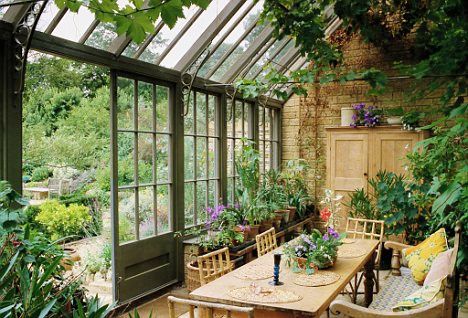 Portage Garden, Serre Diy, Solarium Room, Greenhouse Kitchen, Indoor Garden Rooms, Conservatory Design, Garden Room Ideas, Conservatory Greenhouse, Lots Of Plants