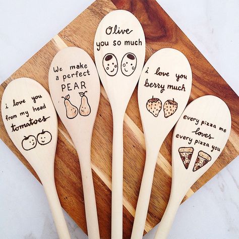 Food Puns Wooden Spoons Standing Straight, Scalar Energy, Spoon Gifts, Diy Gifts For Mom, Funny Mothers Day Gifts, Mom Ideas, Wood Burning Crafts, Food Puns, Simple Gift