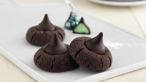 Calling all mint chocolate lovers! Chocolate cookies meet HERSHEY’S KISSES Mint Truffle Candy for a twist on a classic blossom. Get the recipe. Mint Chocolate Hershey Kiss Cookies, Mint Truffle Kiss Cookies, Hersheyland Recipes, Salty Party Snacks, Bakes Goods, Xmas Goodies, Dark Chocolate Mint, Sugar Cookie Mix, Blossom Cookies