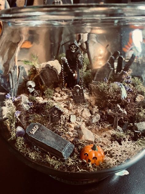 Mini Graveyard Terrarium, Spooky Terrarium Diy, Beautiful Terrariums Diy, Horror Terrarium, Halloween Diorama Diy, Spooky Terrarium Ideas, Halloween Terrarium Ideas, Fall Terrarium Ideas, Witchy Terrarium