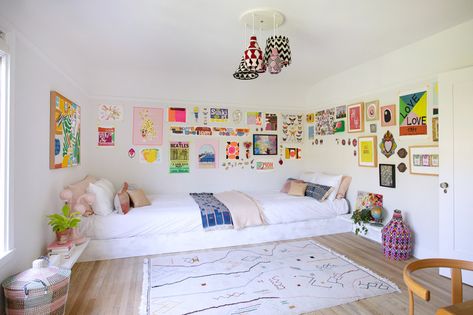 twin beds facing each other Bedroom Ideas Y2k, Shared Bedroom Ideas, Custom Bunk Beds, Emily Henderson Design, Kids Shared Bedroom, Shared Closet, Shared Kids Room, Protest Art, Shared Bedroom