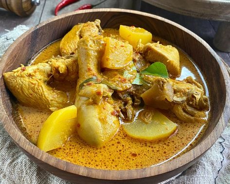 Olahan ayam ini cocok dinikmati saat udara dingin. Bumbu kari yang ringan dan meresap membuat rasa ayam makin enak. Apalagi ditambah daun kari segar. Kari Ayam, Food Pic, Food Channel, Soups And Stews, Thai Red Curry, Hummus, Stew, Diy Ideas, Soups