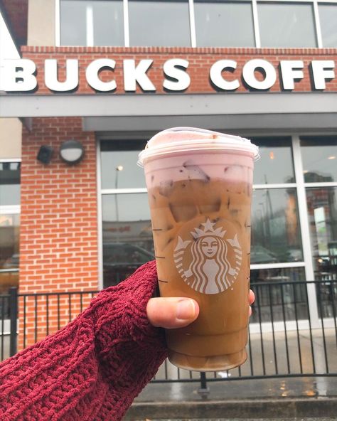 This Starbucks secret menu creation is perfect for Valentine's Day: it tastes like chocolate-covered strawberries and has pink cold foam! Raspberry Cold Foam, Starbucks Valentines Drinks, Cafeteria Kitchen, Strawberry Purée, Bar Pictures, Bomb Drinks, Menu Drink, Easter Drink, Valentine Drinks