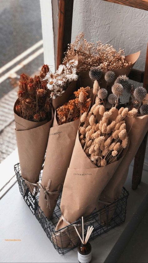 Spring Flower Decorations, Autumn Dried Flowers, Dried Flower Wallpaper, Boho Dried Flower Arrangements, Dried Flowers Aesthetic, Dry Flowers Decoration, Flower Shop Aesthetic, Dried Flower Shop, Flower Arrangement Workshop