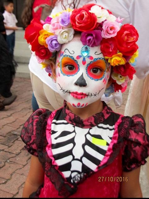 Catrina Kids Makeup, Kids Dia De Los Muertos Makeup Ideas, Catrina Makeup Kids, Halloween Makeup Kids, Sugar Skull Halloween Makeup, Candy Skull Makeup, Skull Halloween Makeup, Sugar Skull Face Paint, Halloween Makeup For Kids