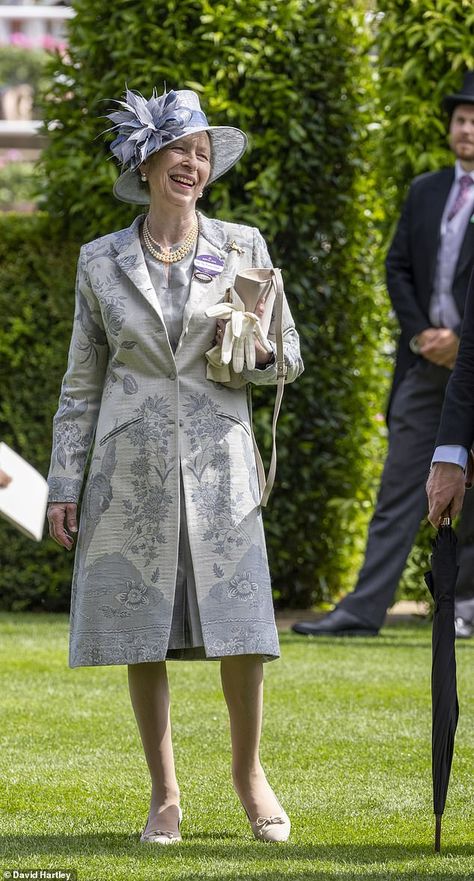 Princess Anne Wedding Dress, Princess Anne Wedding, Gatcombe Park, Princesa Real, English Royalty, Revere Collar, In Hospital, Royal Princess, Royal Style