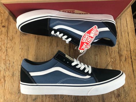 Black And Blue Vans, Vans Azul, Black Vans Shoes, Tennis Vans, Vans Old School, Tenis Vans, Vans Original, Old Skool Black, Blue Vans