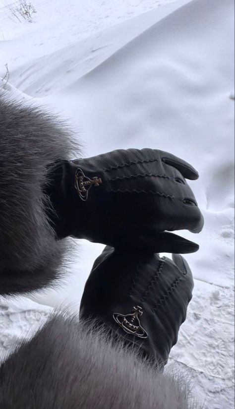 Gloves Aesthetic, Ski Aesthetic, Fur Gloves, Ski Outfit, Snow Trip, Winter Inspo, Ski Season, Winter Break, Winter Girls