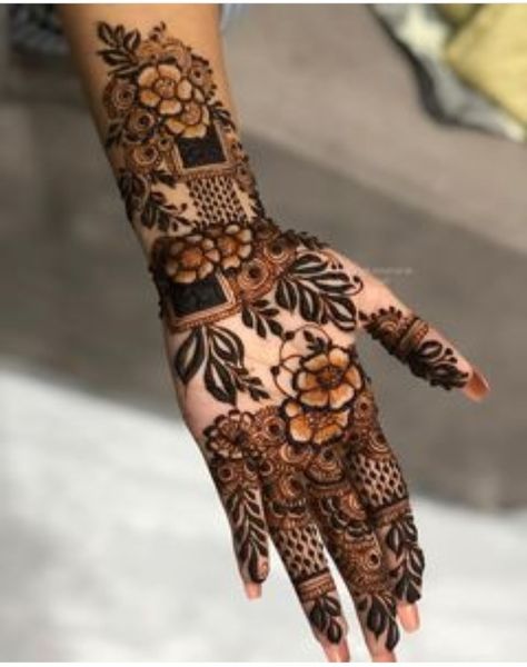 Dubai Floral Mehendi Designs, Trendy Mehandi Designs Hands, Mehndi Art Designs Front, Trendy Mehendi Designs, Design Mahendi, Floral Mehendi, Rose Henna, Palm Mehndi Design, Khafif Mehndi Design