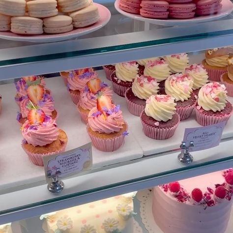 Peggy Porschen (@peggyporschenofficial) • Instagram photos and videos Peggy Porschen Cupcakes, Peggy Porschen Cakes, Peggy Porschen, Chocolate Treats, Freshly Baked, Rhubarb, Take Out, Waiting For You, Sweet 16