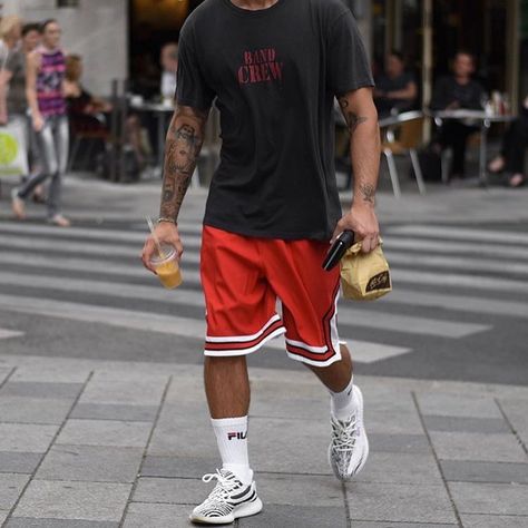 1,219 Likes, 8 Comments - Streetwear Daily (@streetweardaily) on Instagram: “@philippegazarstyle Tee - #hm Shorts - #chicagobulls Socks - #fila Sneakers - #yeezy” Basketball Shorts Outfit, Summer Outfits Men Streetwear Shorts, Oversized Tshirt Outfit, Mens Street Style Summer, Yeezy Outfit, Summer Outfits Men Streetwear, Nba Outfit, Mens Shorts Outfits, Mens Casual Outfits Summer