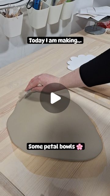 Hand Building Pottery Bowl, How To Make A Ceramic Bowl, Slabs Ceramics Ideas, Clay Ceramics Ideas, What To Make Out Of Clay, Diy Ceramic Bowl, Spring Ceramics, Beginners Ceramics, Ceramics Diy