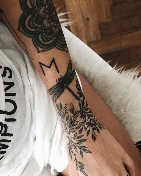 Upper Wrist Tattoo, Back Tattoo Women Upper, Back Tattoos For Girls, Blatt Tattoos, Cuff Tattoo, Girl Back Tattoos, Grunge Tattoo, Knuckle Tattoos, Tattoos For Girls