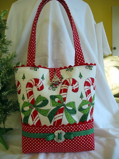 Fabric Christmas Bags, Tote Bags Design, Christmas Purse, Holidays 2023, Festive Activities, Christmas Sewing Projects, Christmas Linen, Christmas Tote Bags, Bags Sewing