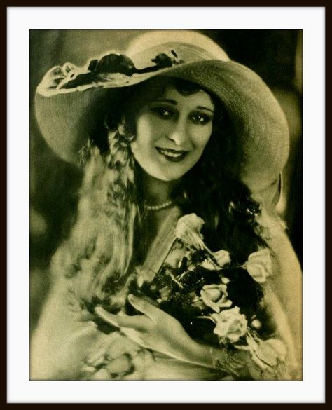 Delores Costello - 1926 Dolores Costello, Style Année 20, John Barrymore, Mary Pickford, Pretty Hats, Silent Film Stars, Vintage Blog, Actor John, Silent Movie